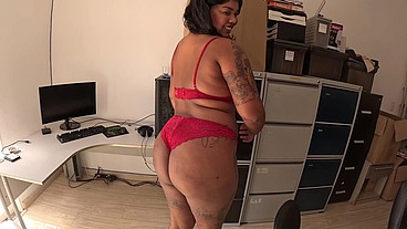 Aprontando com brinquedo gigante com a novata em sua primeira vez