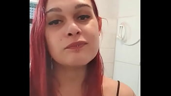 Ariela puta com o consolo no cu