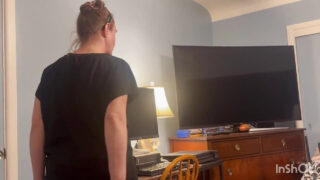 एक हॉट शौकिया अमेरिकी MILF ब्लो जॉब देती है, काउगर्ल पोजीशन में सेक्स करती है और फिर अपनी गांड को ज़ोर से चुदवाती है।