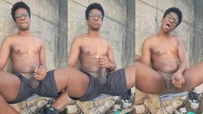 batendo uma punheta gostosa e gozando em publico