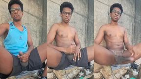 batendo uma punheta gostosa e gozando em publico