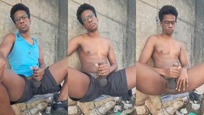 batendo uma punheta gostosa e gozando em publico