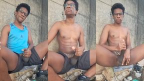 batendo uma punheta gostosa e gozando em publico
