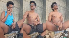 batendo uma punheta gostosa e gozando em publico
