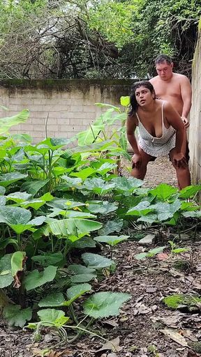 Follo a Madrastra India Al Aire Libre Hasta Dejar Su Concha Llena De Semen