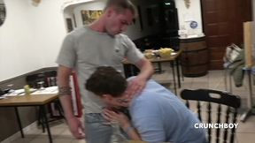 gay baise un hetero dans un restaurant en public