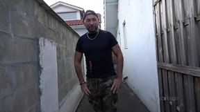 gay baise un hetero dans un restaurant en public