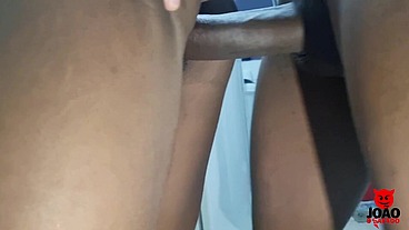 Marido acorda com fogo no pau e pega sua esposa na cozinha e levanta ela no colo e fode ela toda até encher sua buceta de gozar