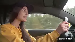 Milena Macht Mit Ihrem Gelben Camaro Eine Heibe Spritztour Auf Der Autobahn