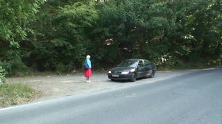 He picked up a GILF and she gave him a blowjob in the car