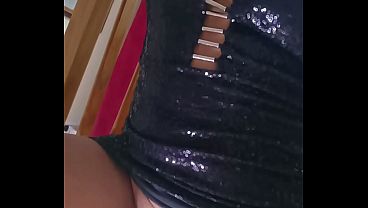 VAZOUU novinha da escola se exibindo dan&ccedil_ando funk de saia e de calcinha com o plug anal