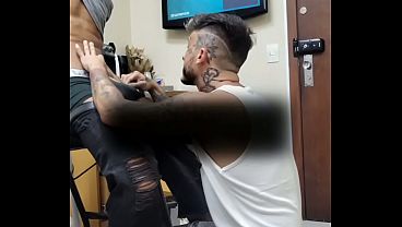 Ajoelhado medindo o local da tatuagem