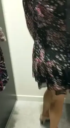 No te deberías perder este video, si quieres correrte, no lo hagas... Yo en estado puro, me regalan un vestido, me lo pruebo y como no podría ser de otro modo me follan en el mismo probador.... Esto…