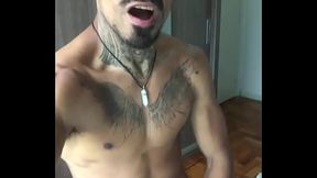 Algu&eacute_m pra tomar meu leite? Ou me d&aacute_ leite?