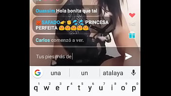 HERMOSA CHICA ME MUESTRA SUS PIES EN VIVO