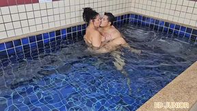 fudendo uma carioca na piscina
