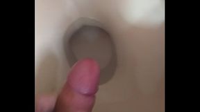 Novinho gozando na privada