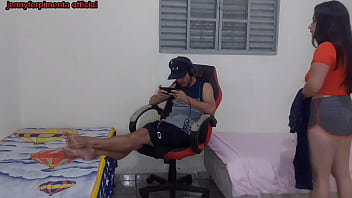 Meia-irm&atilde_ se troca perto do meio-irm&atilde_o ele acaba fodendo ela na cadeira gamer.