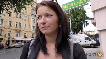 HUNT4K. Denisse vient &agrave_ Prague pour s&#039_amuser mais pas pour les mus&eacute_es ennuyeux