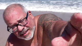 Il grosso culo a bolla di un orso peloso maturo viene scopato duramente da un grosso cazzo in un'eiaculazione esplosiva