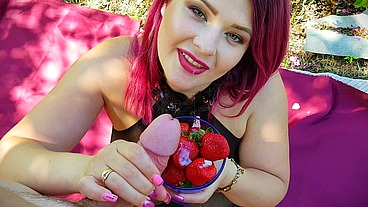 Busty bitch sucked a dick and got cream for strawberries