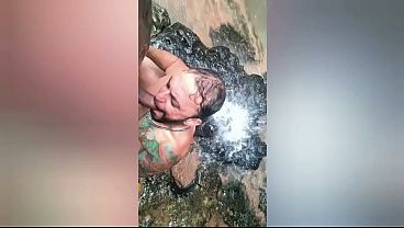 HETEROS PERDIDOS NA MATA ENCONTRAM UM RIO E SE BANHAM NUS E COME&Ccedil_AM A TREPAR
