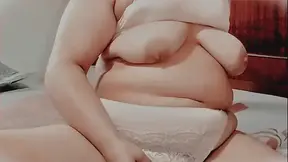 Solo babe vibrates her way to climax