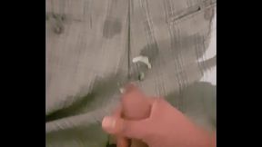 Eyaculando sobre mi uniforme