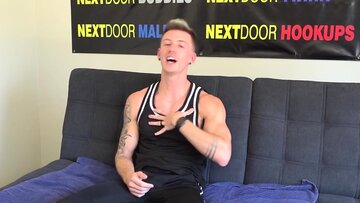 Homosexual with athletic body and abs interviewed for sol