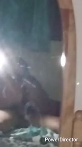 Hermanastra se cruza de pieza para tener sexo mientras nuestros padres duermen