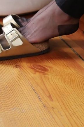 Minimalistic Nylon Moments - Dangling &amp; Shoeplay