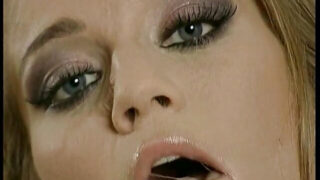 Kuuma MILF Rita Faltoyano pilailee Frank Gunin valtavaa kullia syväkurkussa kasvojen panemisessa ennen kuin hän iskee hänen tiukkaa persettään