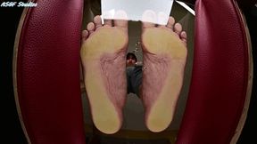 GM SQUASHES tiny crowd under her perfect soles! - MP4