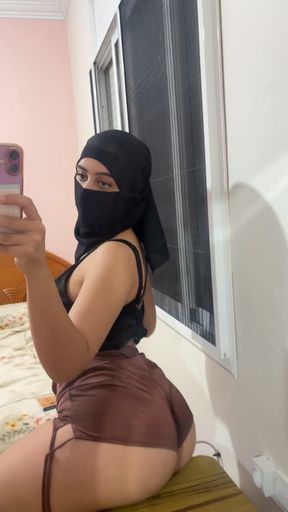 Solo hijab twerk - muslim arab girl bounces her ass &amp; plays with her soft, round butt