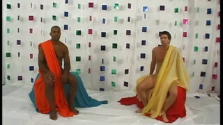 Развратная девчонка делает минет в дикой анальной тройке