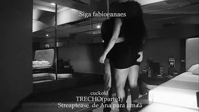 Hotwife faz um Streptease para f&atilde_ maduro e o corninho filma ela seduzindo o amigo. (TRECHO da Parte 1)