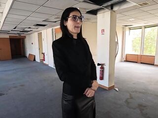 Real Estate Agent Cheats On Boyfriend, Gets Anal Banged During Visit By Fake Clients !!!