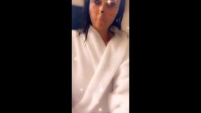 jeanne showerjeanne va prendre sa douche et elle aurait bien envie d un ...