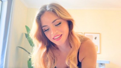 Cheating Girlfriend Gets Naughty During Boyfriend's Call!