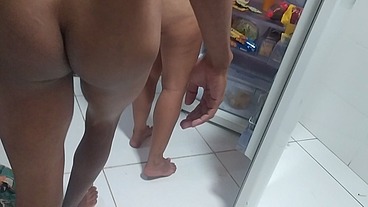 Comendo gostoso a safadinha dentro da geladeira