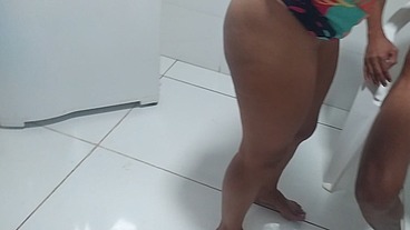 Comendo gostoso a safadinha dentro da geladeira
