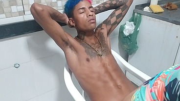 Comendo gostoso a safadinha dentro da geladeira