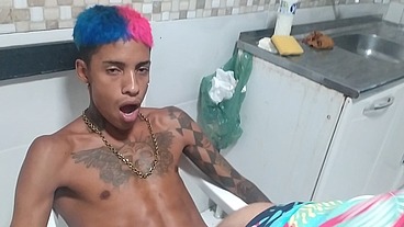 Comendo gostoso a safadinha dentro da geladeira