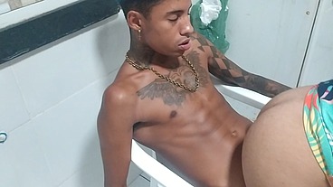 Comendo gostoso a safadinha dentro da geladeira