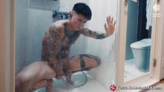 Masturbazione, grosso giocattolo sessuale – il giovane giapponese tatuato Yoshi Kawasaki in piercing che si fa scopare il culo