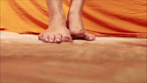 Giantess Shows off Gold High Heels