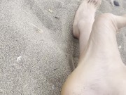 Pies caliente en la playa con mi polla