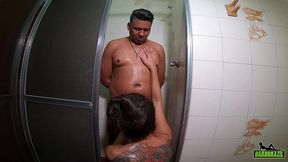 estrela porno brasileira grava um video caseiro no chuveiro com seu namorado - carol fenix