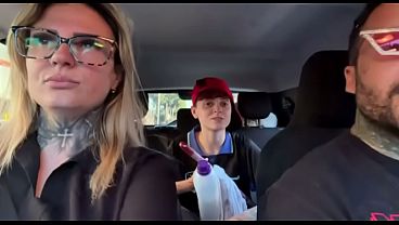Encontrei um limpador de vidro no farol ! E chamei para ser ator porno e foder gostoso dentro do nosso carro no meio da rua fiz ficar toda molhadinha e lambusou todo nosso banco do carro