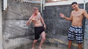 cobra e carmona se masturbando no quintal